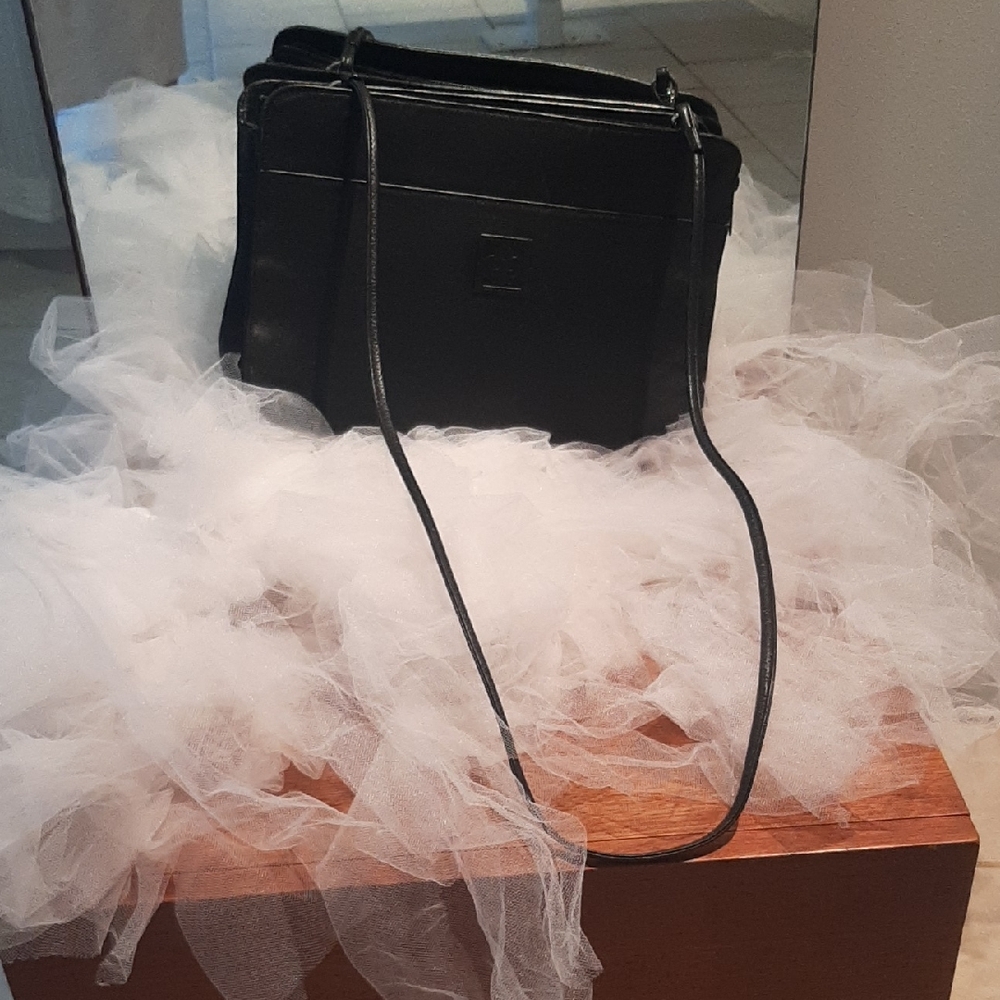 Amanda Smith🖤LEATHER Sleek Black Crossbody Bag Size Medium